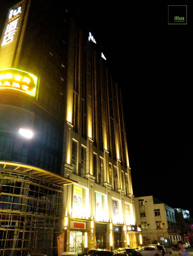 night-view-of-IU-Hotel-equipped-with-led-wall grazer-luminaire-2